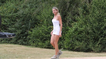 Ataviada en un minivestido blanco,