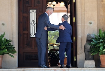 El Rey VI junto a Juan Jesús Vivas, presidente de la Ciudad Autónoma de Ceuta, en el Palacio de Marivent (Raúl Terrel / Europa Press)