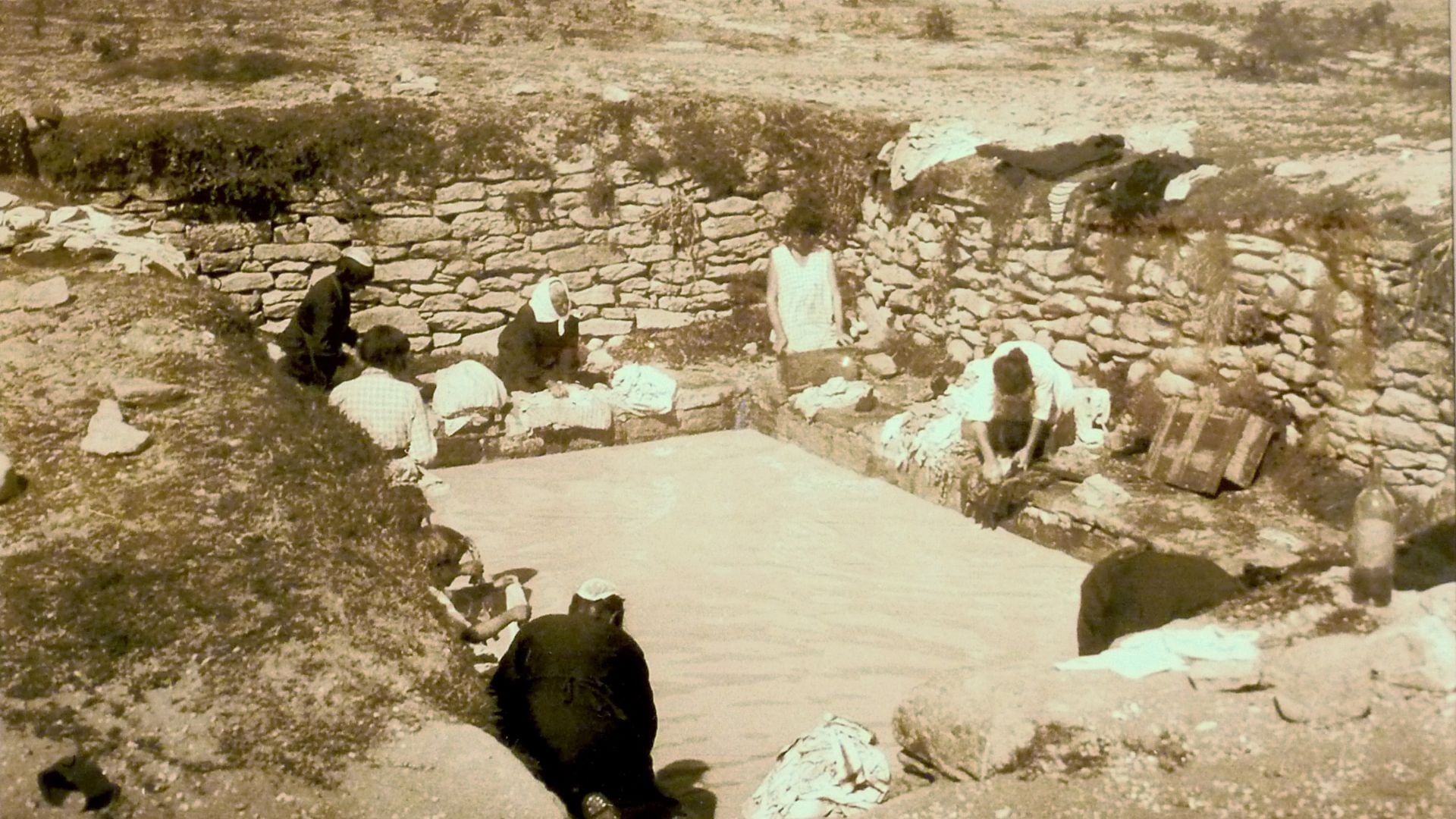 Mujeres lavando en la isla de Hœdic, en la bretaña francesa, en 1932. / Wikimedia Commons - Saint-Just Péquart