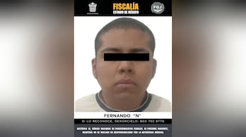 Retrato de un hombre joven con una barra negra cubriendo sus ojos, sobre un fondo blanco y logos de la Fiscalía del Estado de México.