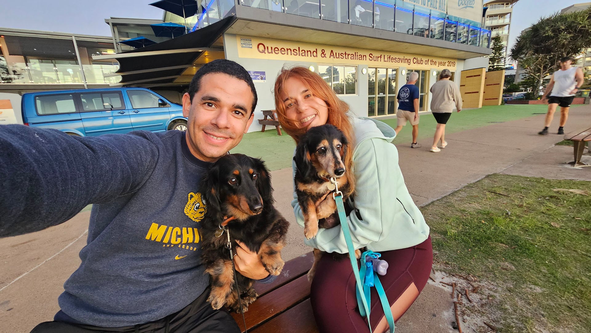 En Australia, la pareja estuvo un año cuidando mascotas y viviendo gratis en las casas de sus dueños