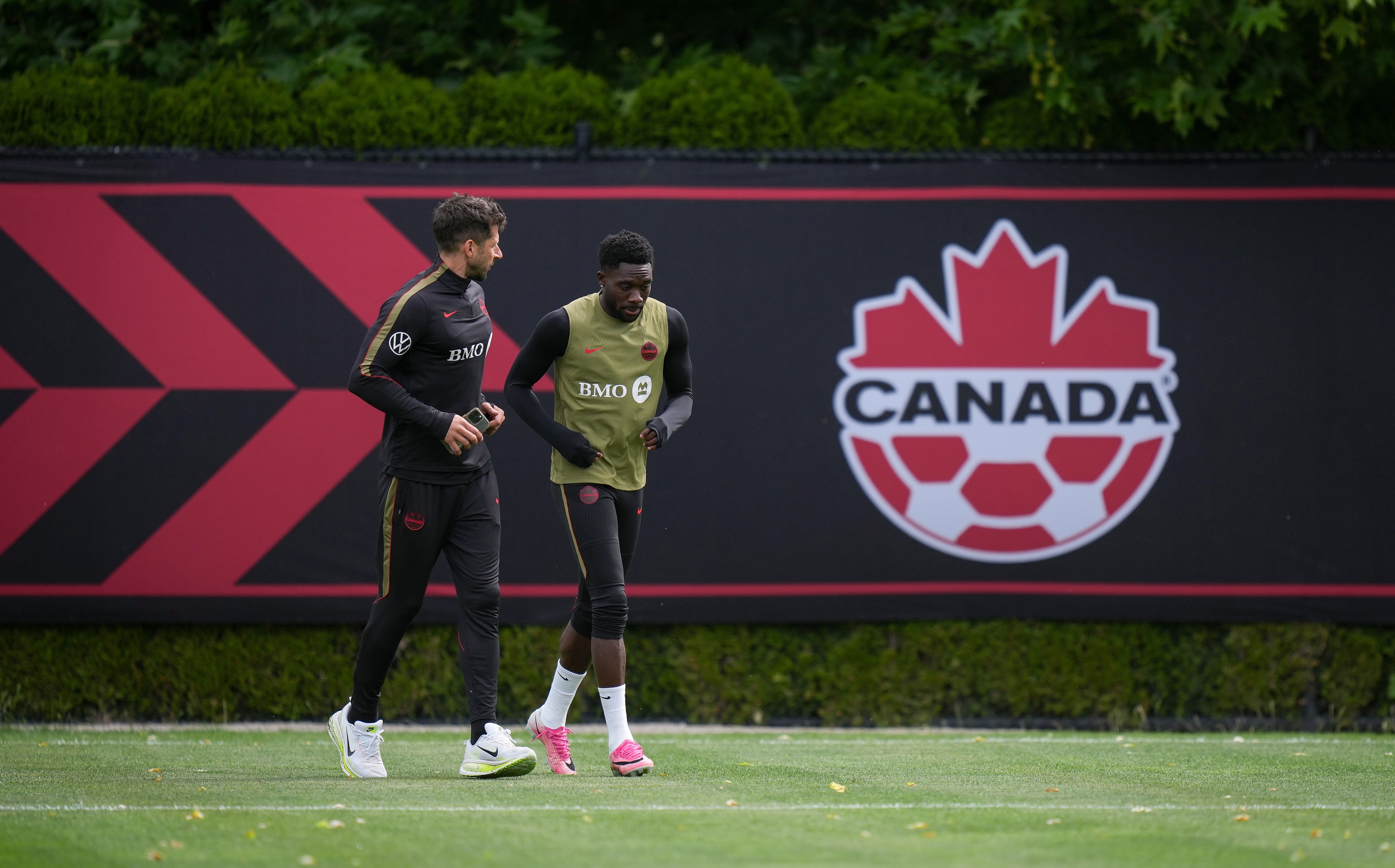 Alphonso Davies está disponible para jugar con Sudáfrica (Darryl Dyck/The Canadian Press via AP)