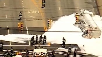 Un camión cisterna volcó cerca del aeropuerto JFK y derramó miles de litros de combustiblePorNazareno Rosen