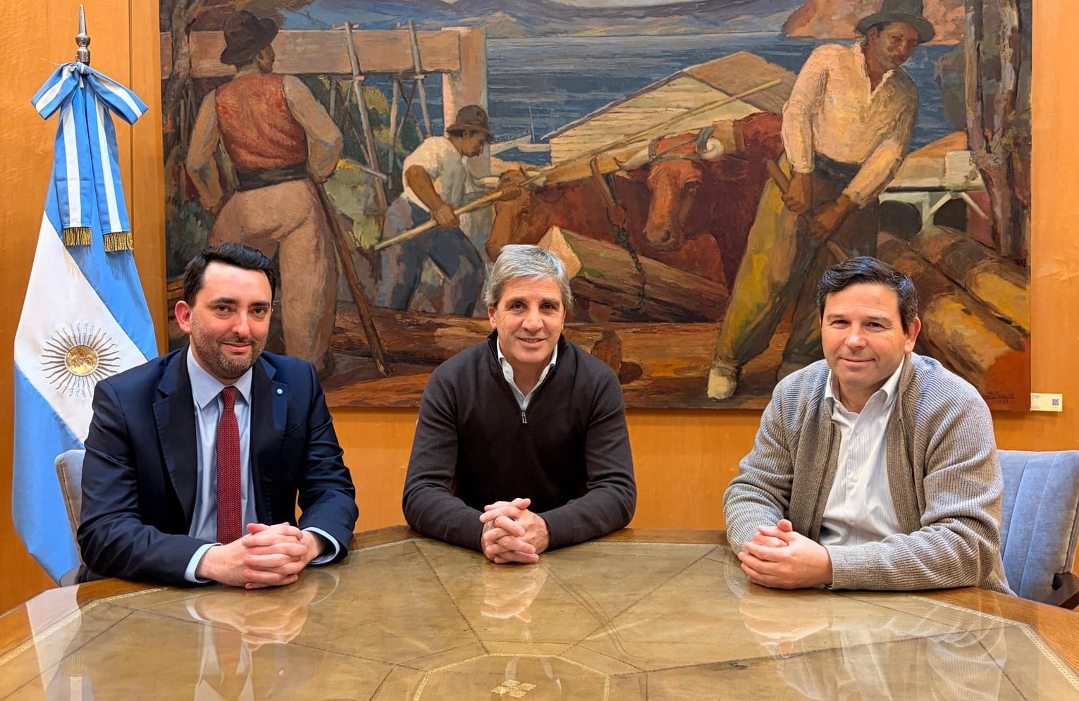 Luis Caputo junto a José García Hamilton y Juan Ignacio Stampalija. (Ministerio de Economía)