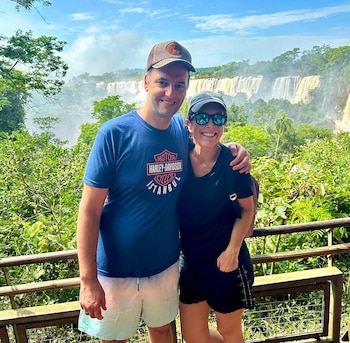 Manuel Adorni y Bettina Angeletti en las cataratas del Iguazú