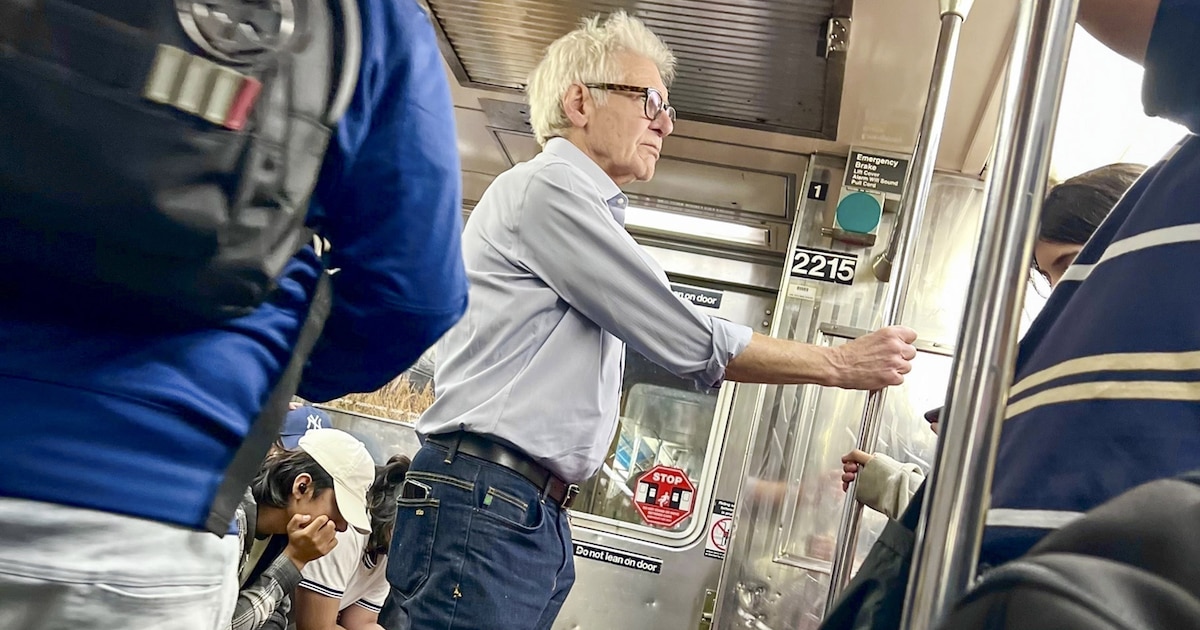 Harrison Ford sorprende a sus fans viajando en metro en Nueva York junto a su esposa