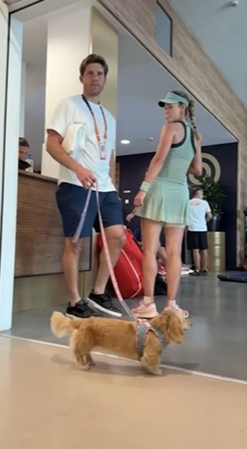 Kalinskaya y Bella junto a su paseador Nick McCarvel (Captura de video)