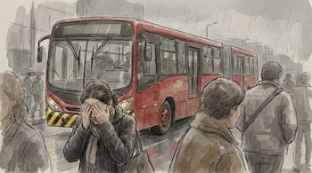 Ilustración de una mujer con las manos en el rostro, en primer plano. Detrás, un bus rojo de TransMilenio en un día lluvioso y varias personas difuminadas.