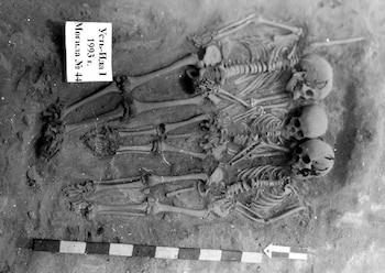 Una tumba excavada en las cercanías del lago Baikal, en Siberia, contiene los restos de tres personas pertenecientes a una comunidad de cazadores-recolectores que fueron enterradas hace aproximadamente 5.500 años. Vladimiri Bazaliiskii/Handout vía REUTERS