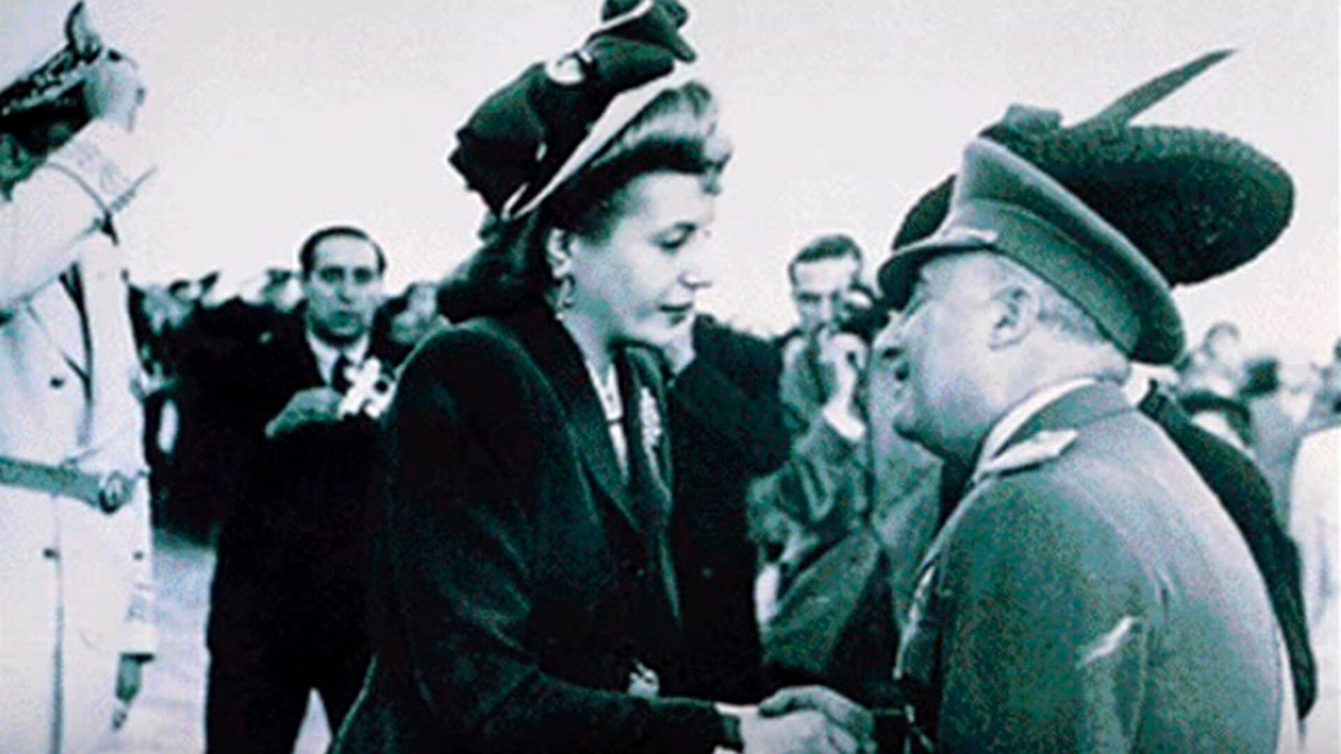 Aeropuerto de Barajas: Francisco Franco le da la bienvenida a la esposa del presidente Perón