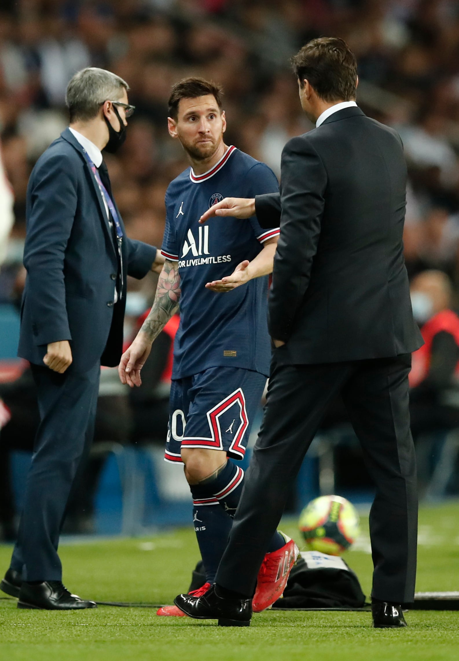 Pochettino enfrentó un episodio clave al sustituir a Messi por lesión en un partido frente al Olympique de Lyon, priorizando la salud del jugador argentino (REUTERS/Benoit Tessier)