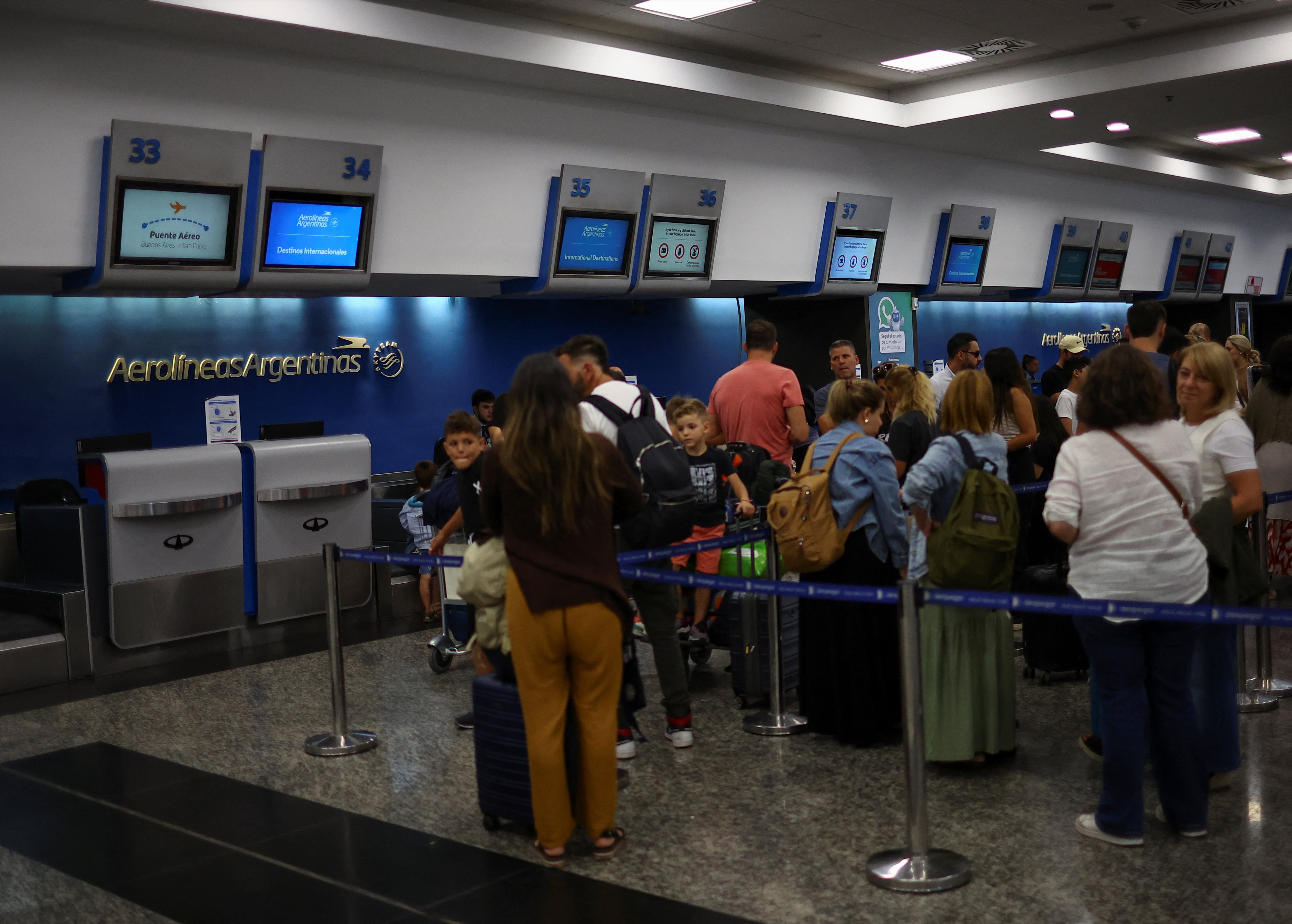 Aerolíneas Argentinas suspenderá más de 250 vuelos por el paro general. REUTERS/Agustin Marcarian