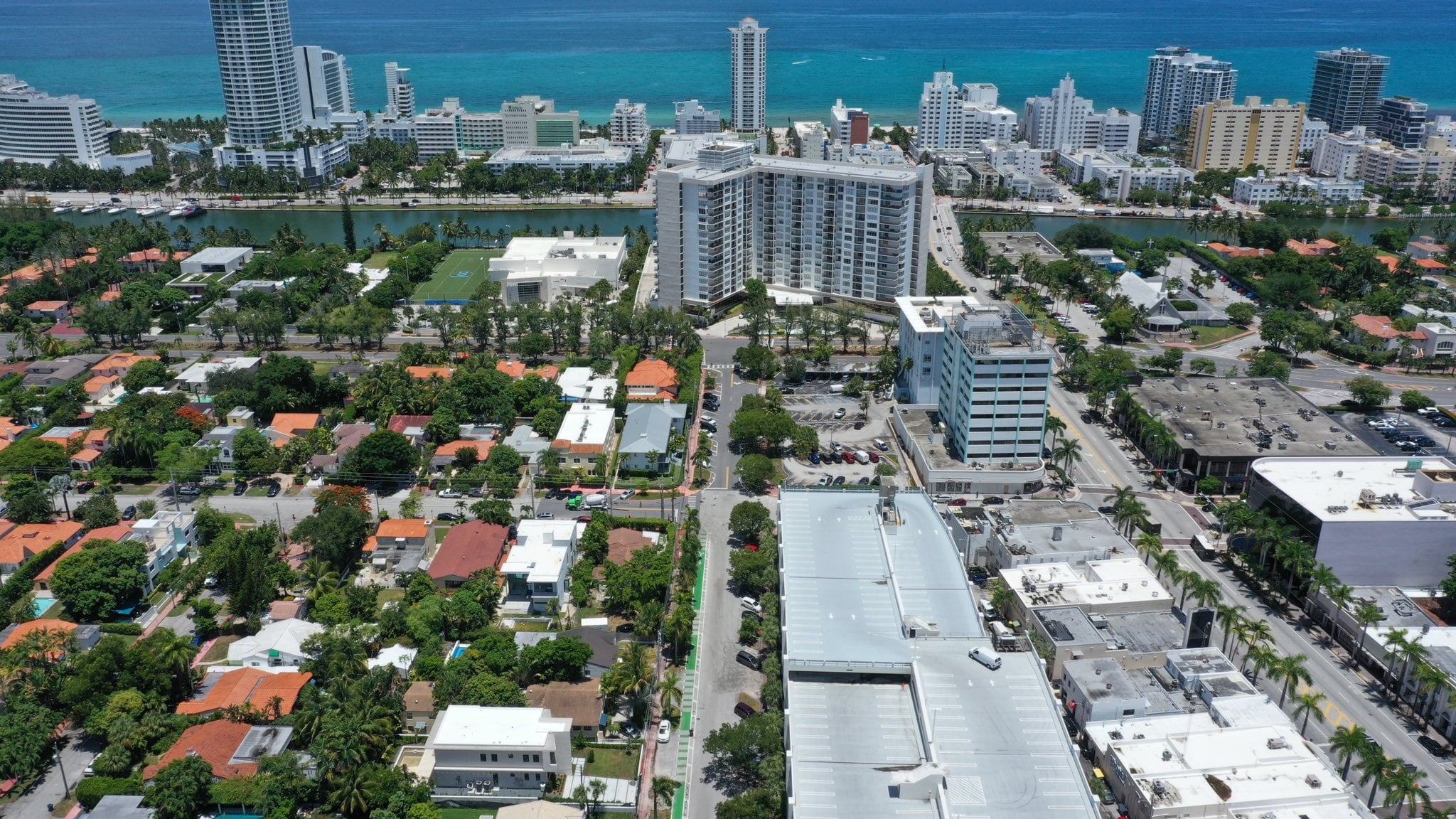 El costo de vida en Miami-Dade sube por vivienda, cuidado infantil, alimentos y gasolina por encima de los salarios, y agrava la presión sobre las familias (Foto: @MiamiBeachNews)