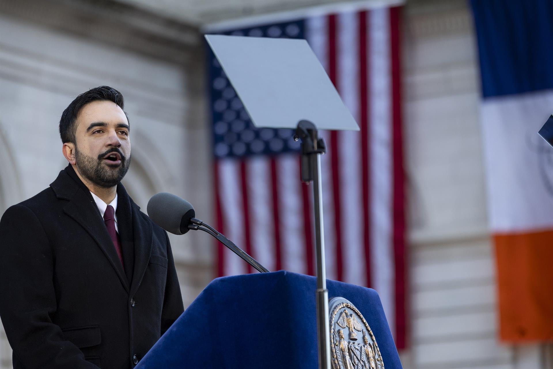 Zohran Mamdani firmó una ley que permite comer al aire libre en Nueva York durante todo el año