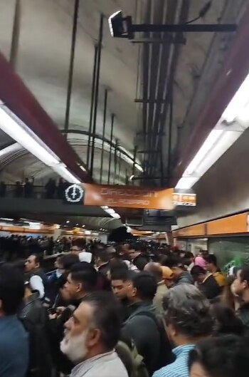 Decenas de pasajeros se encuentran