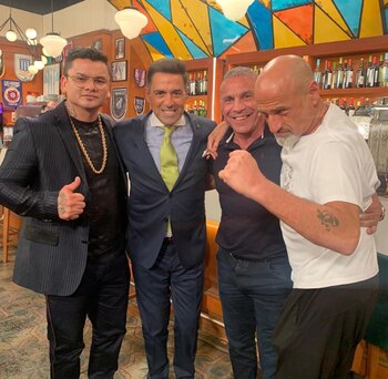 Los dos contendientes posan junto