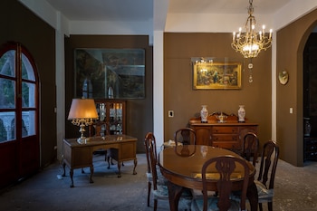 El salón principal decorado con