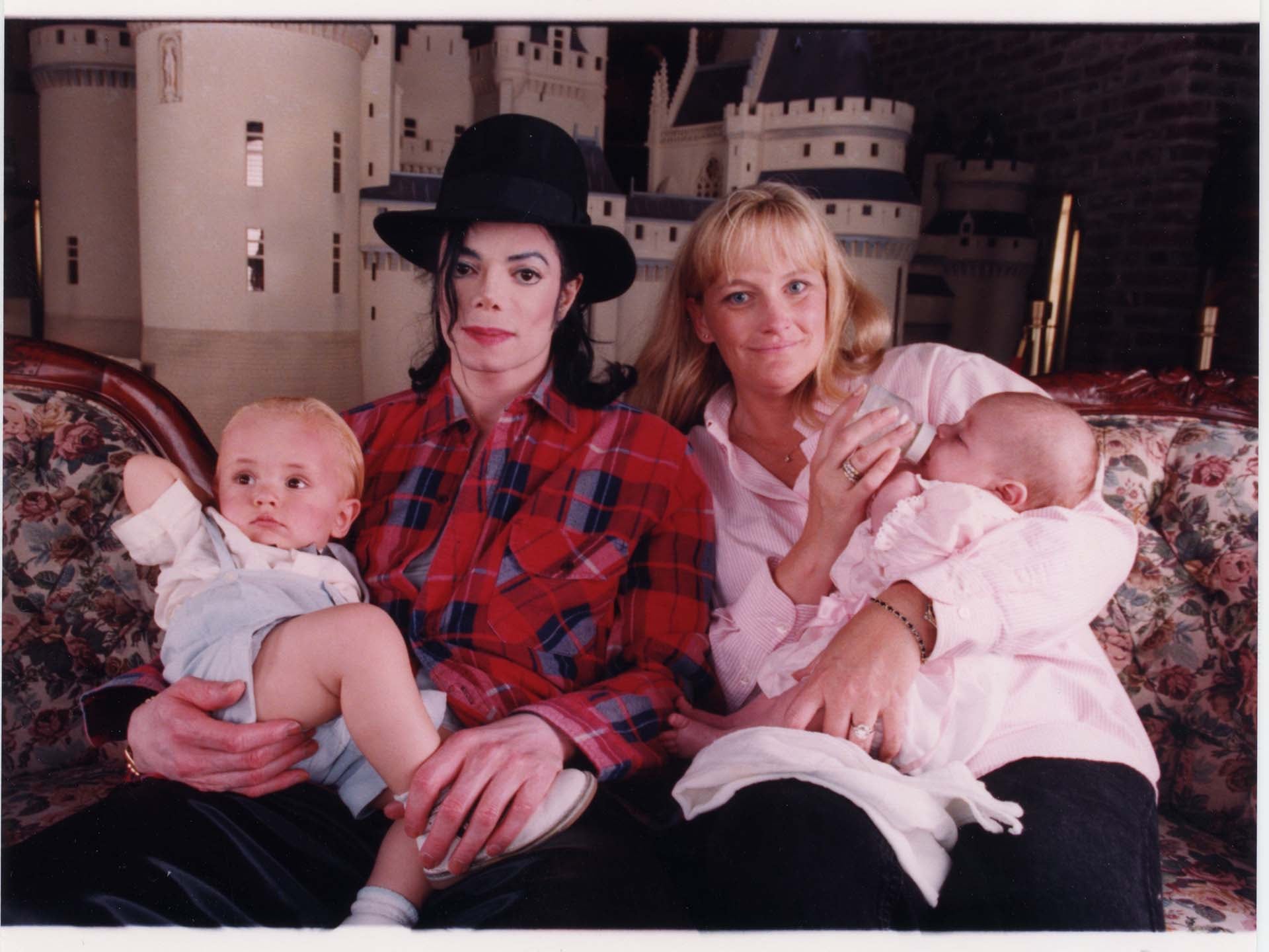 Debbie Rowe se convirtió en la segunda esposa de Michael Jackson, con quien tuvo dos hijos, Prince y Paris, antes de su divorcio en 2000 (The Grosby Group)