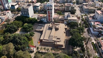 Santa Catalina destaca por su ubicación estratégica, cerca de Javier Prado, la Vía Expresa y otras vías principales, con fácil acceso a San Isidro, San Borja y Lince.