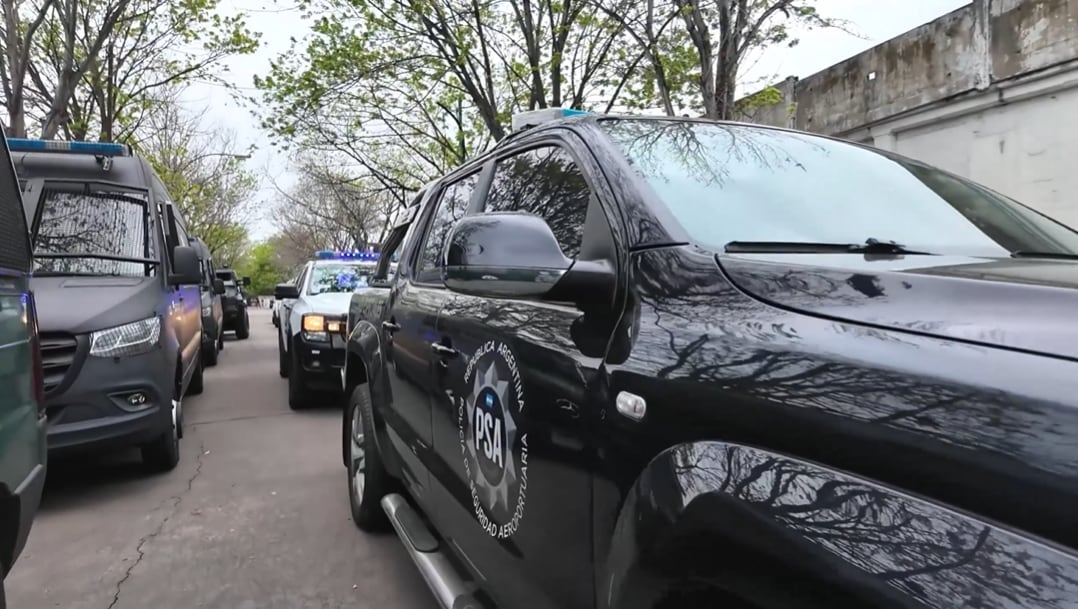 Personal del Servicio Penitenciario Federal y fuerzas de seguridad participa del operativo de traslado desde Devoto (X: @AleMonteoliva)