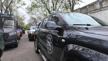 Personal del Servicio Penitenciario Federal y fuerzas de seguridad participa del operativo de traslado desde Devoto (X: @AleMonteoliva)