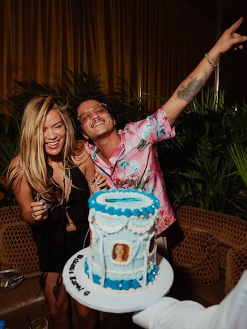 Bruno Mars publicó un mensaje sobre enamorarse de una latina antes de compartir imágenes con Karol G - crédito @karolg / Instagram