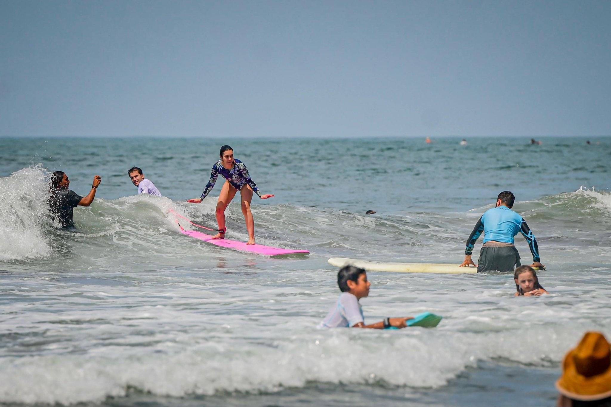 Turista se prepara para ingresar al mar luego de una clase de surf en la playa El Tunco, uno de los destinos principales de Surf City. (Cortesía: Secretaría de Prensa)