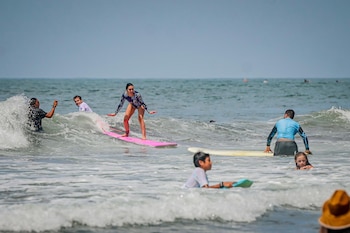 Turista se prepara para ingresar al mar luego de una clase de surf en la playa El Tunco, uno de los destinos principales de Surf City. (Cortesía: Secretaría de Prensa)