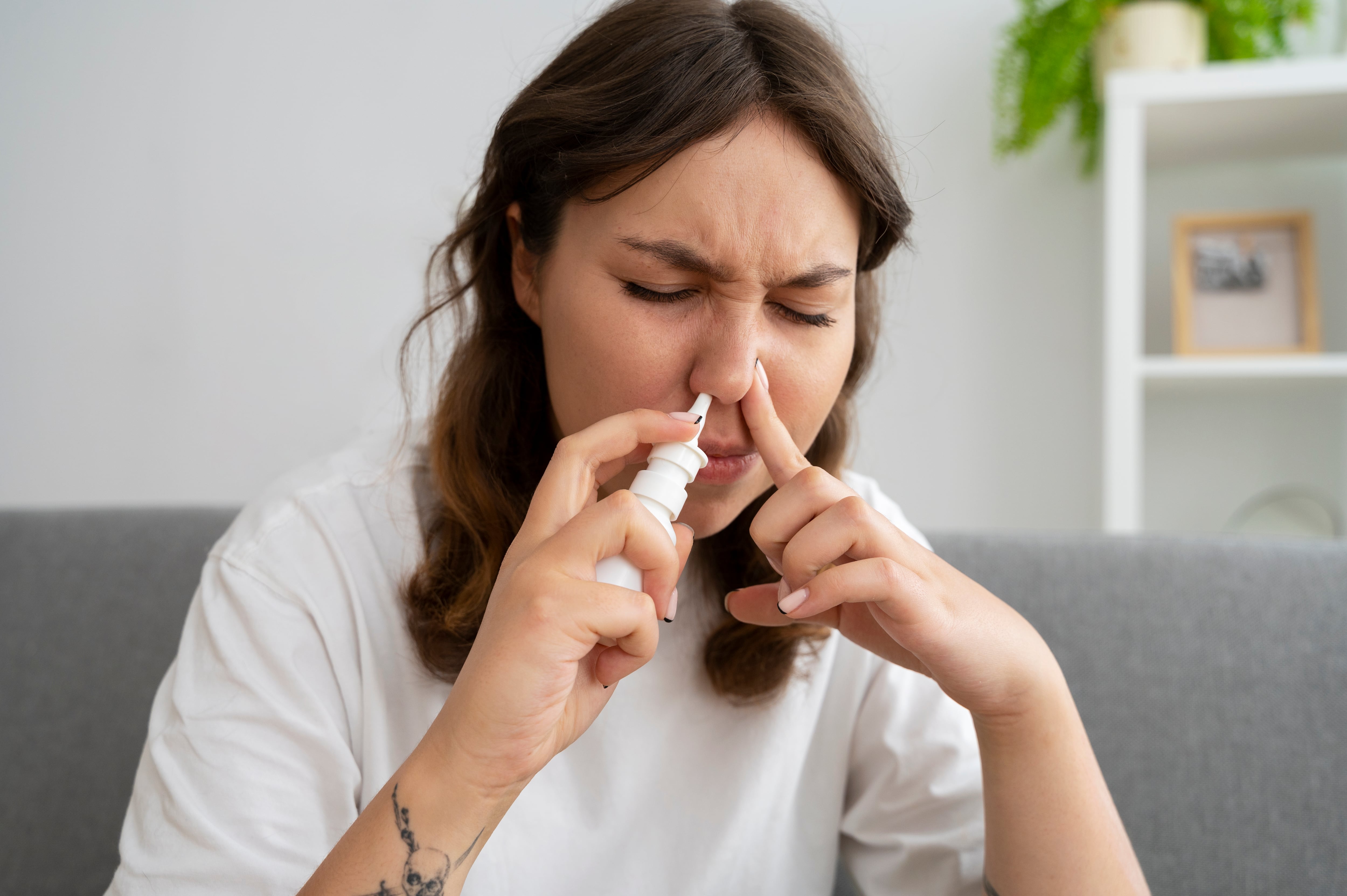 El uso de solución salina nasal ayuda a humedecer las membranas, aliviar la congestión y mejorar los síntomas de la sinusitis crónica sin efectos secundarios (Freepik)