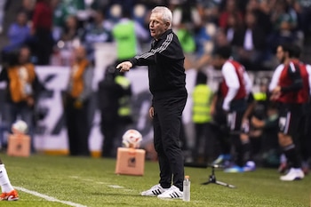 El Vasco declaró que todavía hay algunos futbolistas los cuales aún no se adaptan a la altura de la CDMX pero se espera que para el partido vs Serbia ya se encuentren en plenitud física. (Foto AP/Fernando Llano)