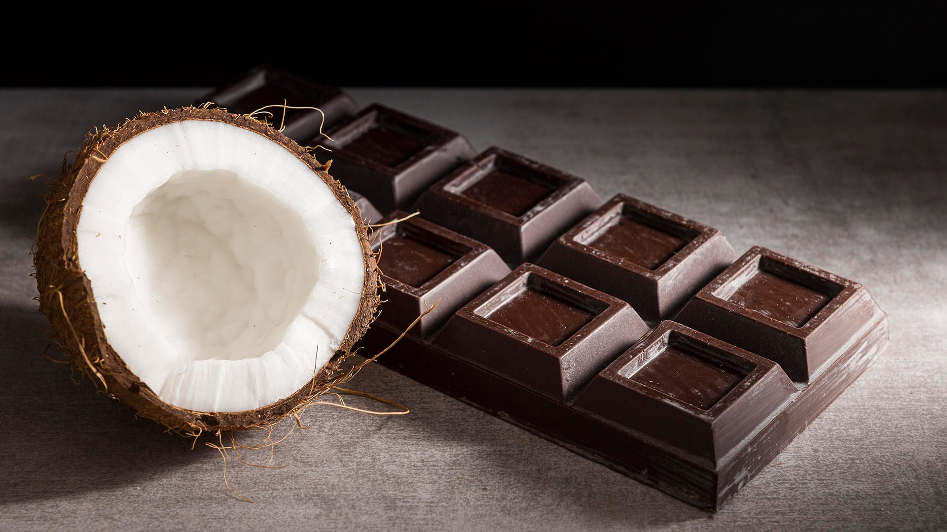 Las tartaletas de chocolate negro y coco son una opción dulce que suma flavonoides y triglicéridos de cadena media para cuidar la salud intestinal en la mesa festiva (Freepik)