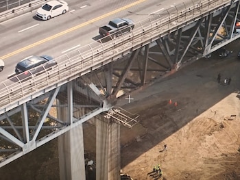 La explosión de camiones cisterna debajo de la estructura obligó a cerrar el puente por casi 24 horas. Tomada de X