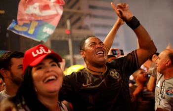 Los seguidores que aguardaban los resultados en la avenida Paulista estallaron de alegría tras conocer la estrecha victoria de Lula
