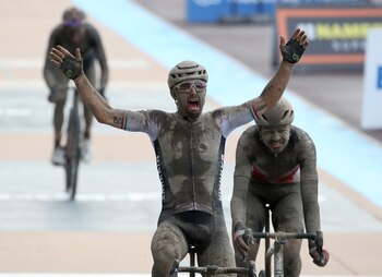 Sonny Colbrelli gana la Paris-Roubaix
