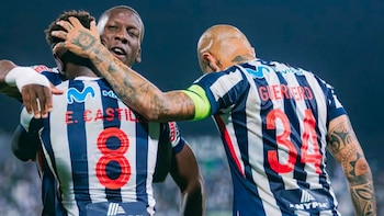 Luis Advíncula abrazando a Eryc Castillo, mientras Paolo Guerrero se une a los festejos. - Crédito: Alianza Lima
