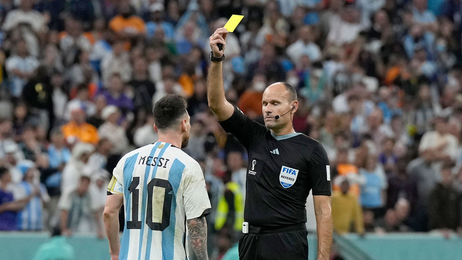 La inspiración para las tarjetas en el fútbol surgió cuando Ken Aston observó el funcionamiento de los colores de un semáforo (AP Photo/Ricardo Mazalan)