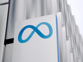 A lo largo de 2025, el agente especial analizó denuncias de que algunos empleados y contratistas de Meta Platforms Inc. podían ver el contenido de mensajes cifrados de WhatsApp, acusaciones que la compañía siempre ha negado, argumentando que la plataforma impide tal posibilidad debido a su arquitectura tecnológica. EFE/EPA/JOHN G. MABANGLO