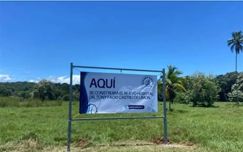 Rándall Murillo explicó que en los contratos llave en mano la empresa asume diseño, construcción y equipamiento, con plazos que pueden demorar hasta cuatro años desde la oferta hasta la entrega. (Imagen retomada de Teletica)