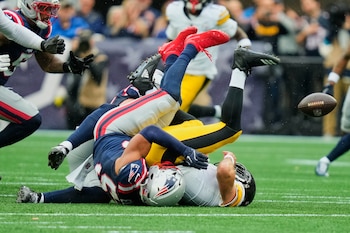 El partido contra los New England Patriots fue muy complicado para los Steelers. (Foto AP/Charles Krupa)