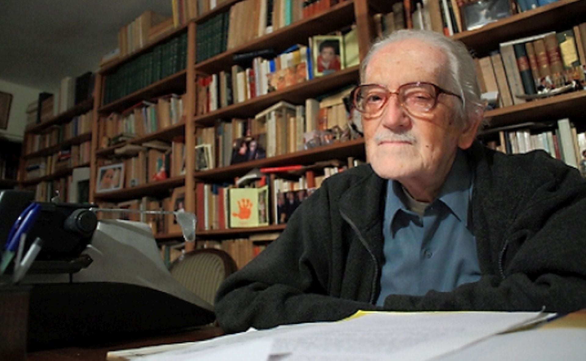 Escritor, docente y miembro de la Academia Peruana de la Lengua, Luis Jaime Cisneros dejó una profunda influencia en la educación y el pensamiento crítico. (Academia Peruana de la Lengua)