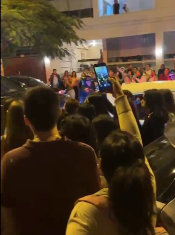 ARMY se congrega frente al hotel Marriott y genera tensión durante el traslado de una camioneta. Captura: X.