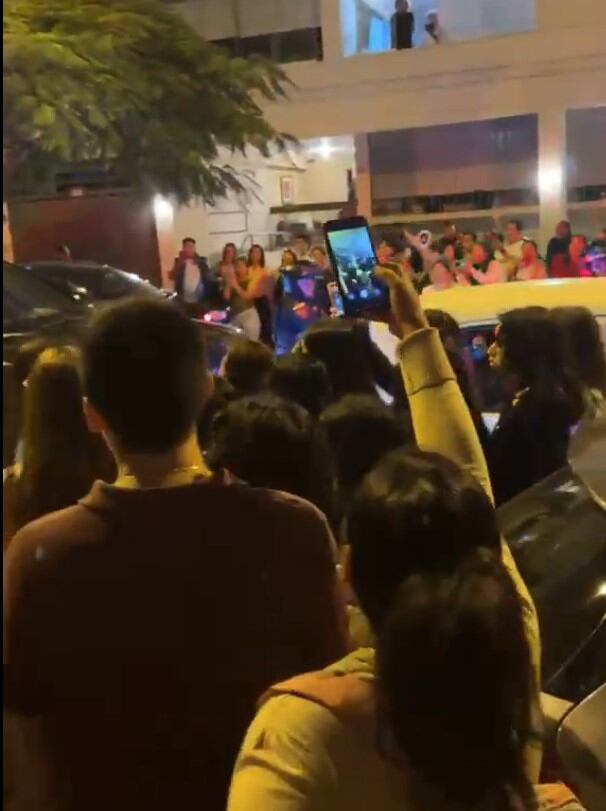 ARMY se congrega frente al hotel Marriott y genera tensión durante el traslado de una camioneta. Captura: X.