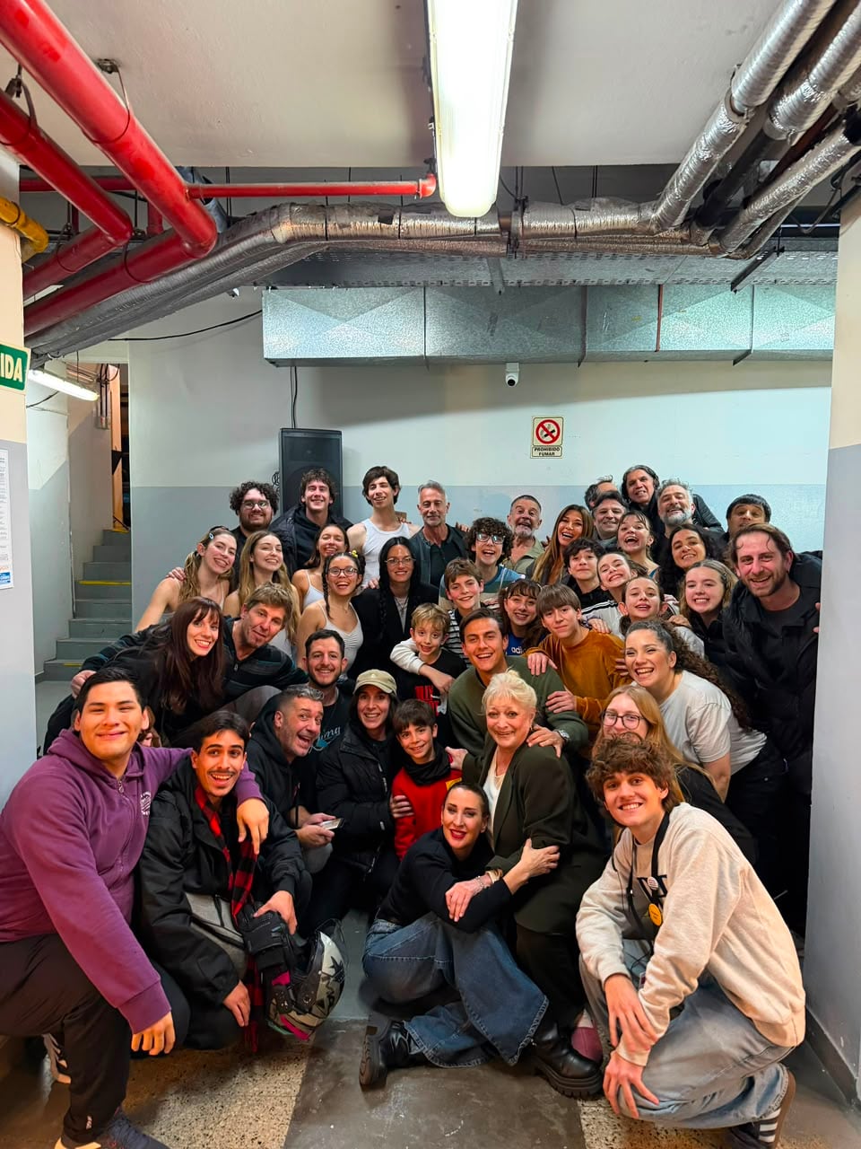 La familia Sabatini, con Catherine Fulop y Ova Sabatini, junto a Oriana Sabatini y Paulo Dybala, posan con el elenco de la obra teatral Billy Elliot en el backstage del teatro.