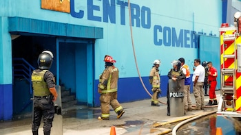 Incendio en Polvos Azules puso en riesgo locales cercanos por material inflamable. (Foto: Difusión/FB)