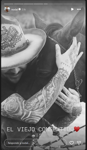 Nodal junto al caballo que le regaló Ángela Aguilar. (Captura de pantalla/Instagram: Nodal)