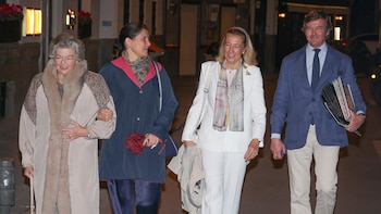 Ana de Orleans, arropada por la infanta Elena y Laurence Debray en la inauguración de su exposición