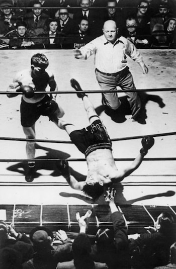 Jack Dempsey atajado por los