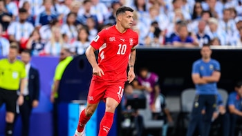 El futbolista suizo Granit Xhaka, multado por presentar un certificado falso de vacunación contra la COVID-19