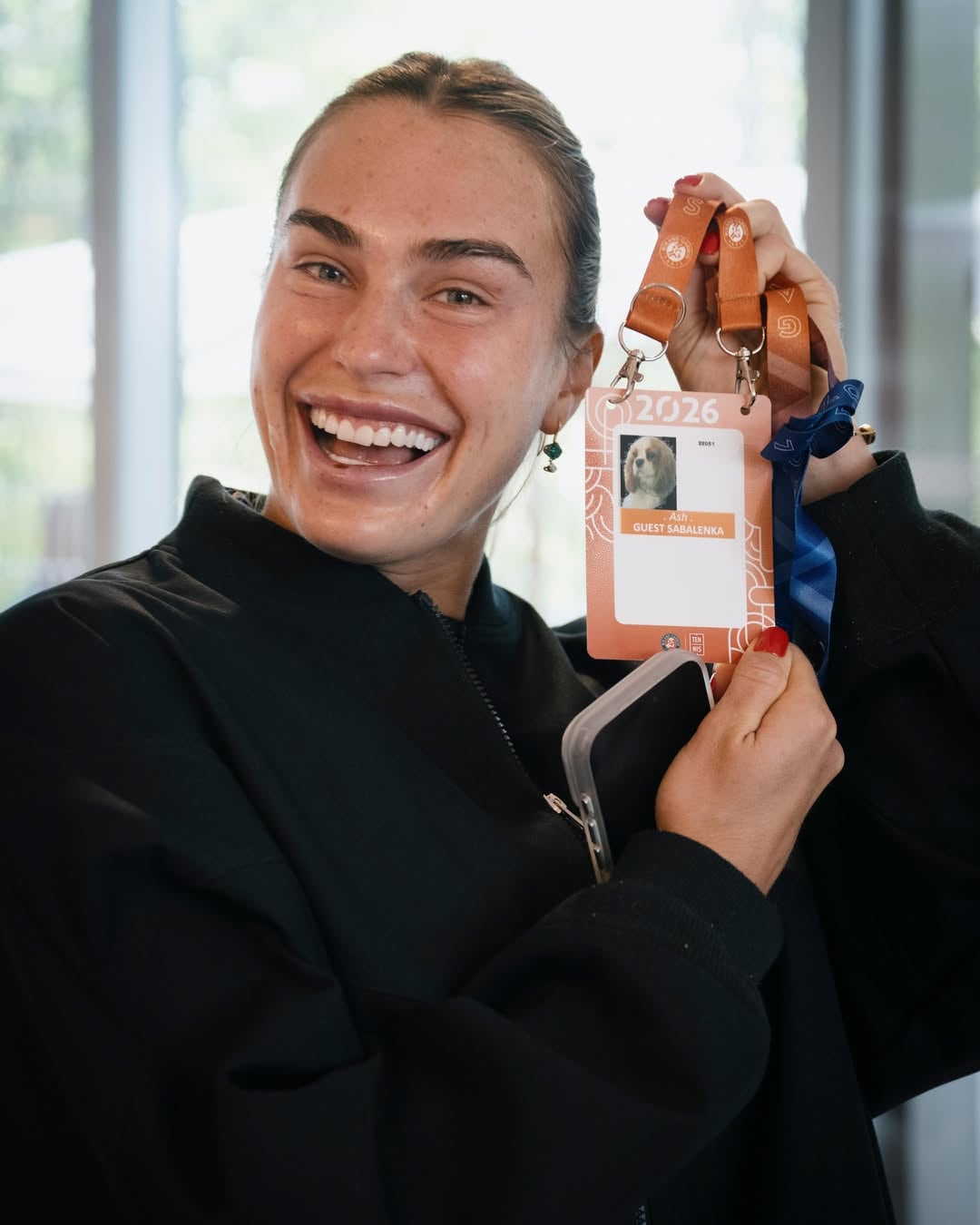 Aryna Sabalenka con la credencial de su perro Ash (Instagram)