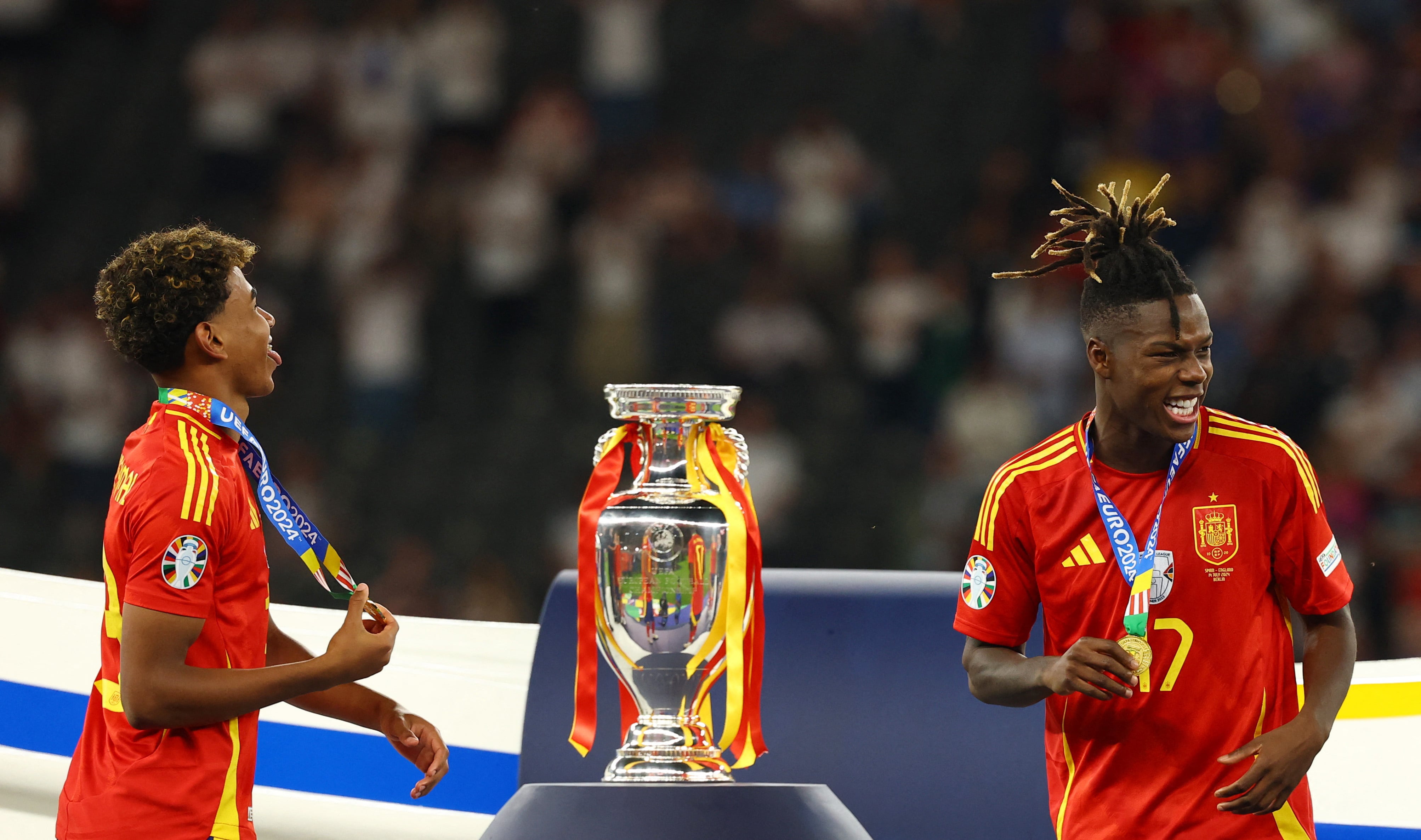 Nico Williams y Lamine Yamal celebran la Eurocopa 2024. (Reuters/Kai Pfaffenbach)